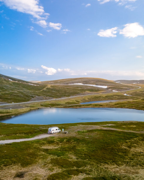 露营车在挪威北角或北卡普的挪威湖边图片下载