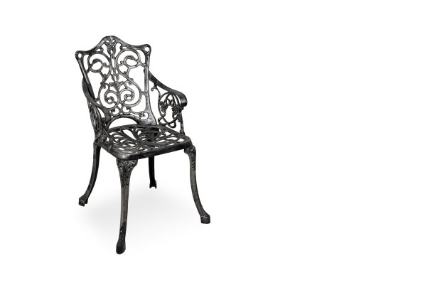 优雅的锻铁花园椅与复杂的设计:复古风格的户外家具庭院，露台，或阳台-经典的黑色金属扶手椅图片下载