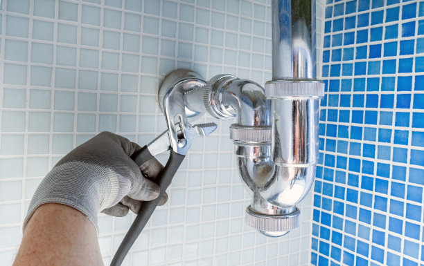 水管工正在清理或疏通堵塞的水槽排水虹吸管。图片下载