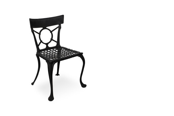 优雅的锻铁花园椅与复杂的设计:复古风格的户外家具庭院，露台，或阳台-经典的黑色金属扶手椅图片下载