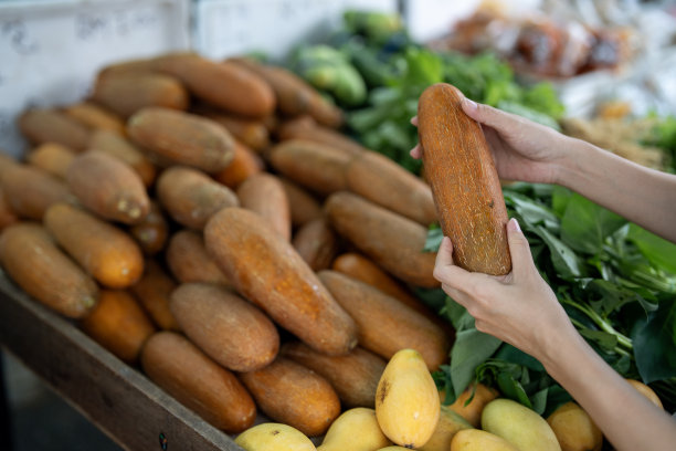 在槟城当地的早市，顾客们正在购买蔬菜和水果。图片下载