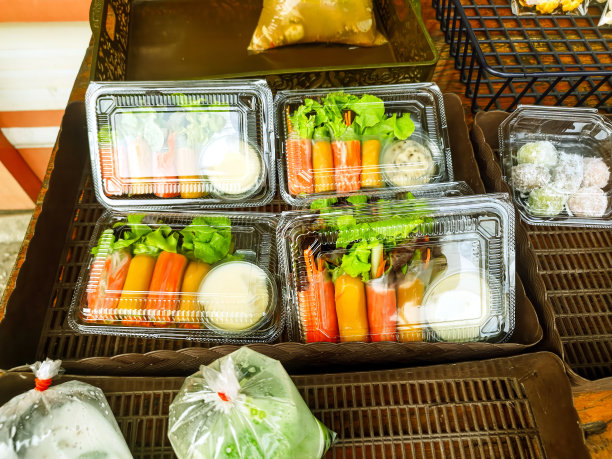 泰国清迈街头食品摊位上出售的健康沙拉盒照片图片下载