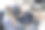 现代夫妻一起在家。男人正在用笔记本电脑工作，而他的妻子坐在他旁边用手机。感觉工作和家庭生活平衡和谐的人。图片下载