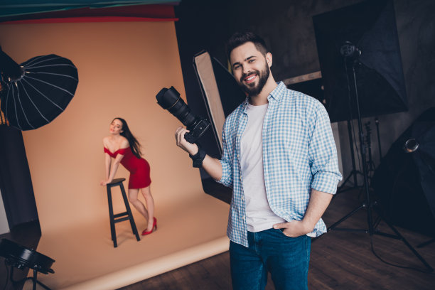 专业摄影师拍摄照片美丽的女模特在现代工作室摆姿势图片下载