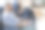 现代夫妻一起在家。男人正在用笔记本电脑工作，而他的妻子坐在他旁边用手机。感觉工作和家庭生活平衡和谐的人。图片下载
