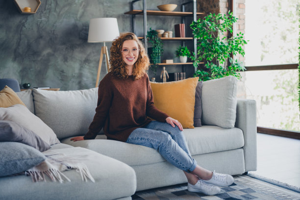 照片可爱可爱的女人穿着时尚的衣服放松休息周末的房子在室内图片下载