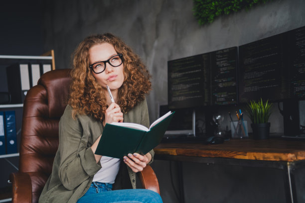 梦幻可爱的成功女性经纪人助理穿着衬衫坐在扶手椅计划时间表工作站的照片图片下载