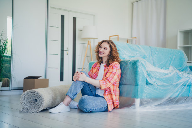 照片中可爱可爱的女人买了新公寓，房地产修复室内装修图片下载