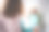 漂亮的年轻女孩的照片拿着裙子照镜子穿睡衣明亮的室内卧室公寓室内图片下载