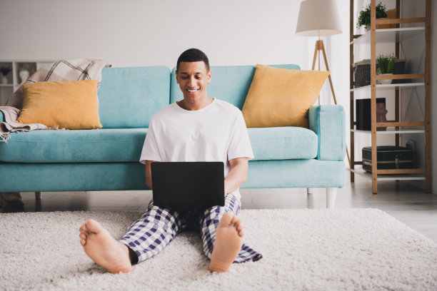 照片开朗积极的家伙睡衣睡衣呆在家里沙发聊天现代设备在室内房子公寓房间图片下载