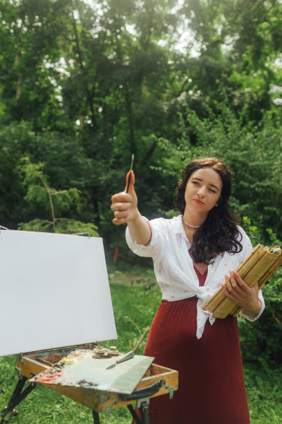 女艺术家在公园里画画。正念，艺术疗法，创意概念。在大自然中进行空气绘画的过程。一系列的照片展示了一幅画的一步一步的创作图片下载