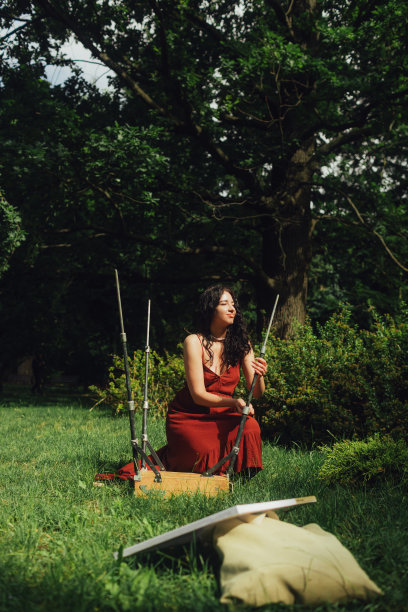 女艺术家在公园里画画。正念，艺术疗法，创意概念。在大自然中进行空气绘画的过程。一系列的照片展示了一幅画的一步一步的创作图片下载