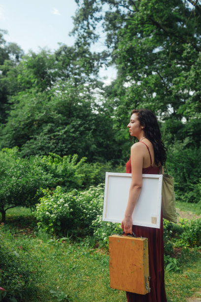 女艺术家在公园里画画。正念，艺术疗法，创意概念。在大自然中进行空气绘画的过程。一系列的照片展示了一幅画的一步一步的创作图片下载