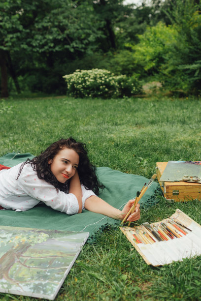 女艺术家在公园里画画。正念，艺术疗法，创意概念。在大自然中进行空气绘画的过程。一系列的照片展示了一幅画的一步一步的创作图片下载