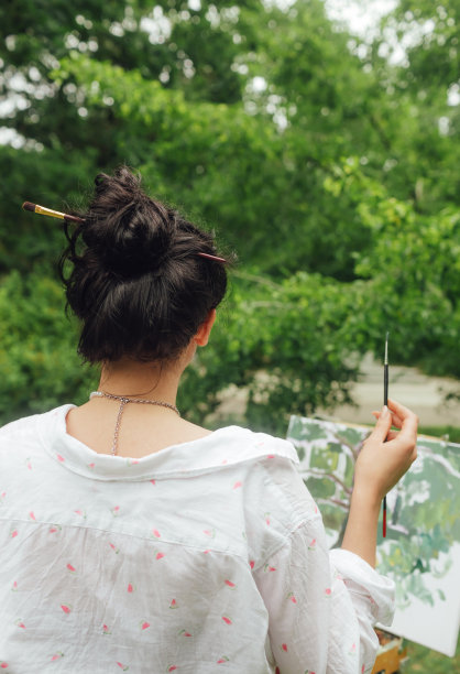 女艺术家在公园里画画。正念，艺术疗法，创意概念。在大自然中进行空气绘画的过程。一系列的照片展示了一幅画的一步一步的创作图片下载