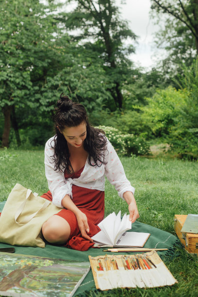 女艺术家在公园里画画。正念，艺术疗法，创意概念。在大自然中进行空气绘画的过程。一系列的照片展示了一幅画的一步一步的创作图片下载