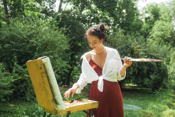 女艺术家在公园里画画。正念，艺术疗法，创意概念。在大自然中进行空气绘画的过程。一系列的照片展示了一幅画的一步一步的创作图片下载