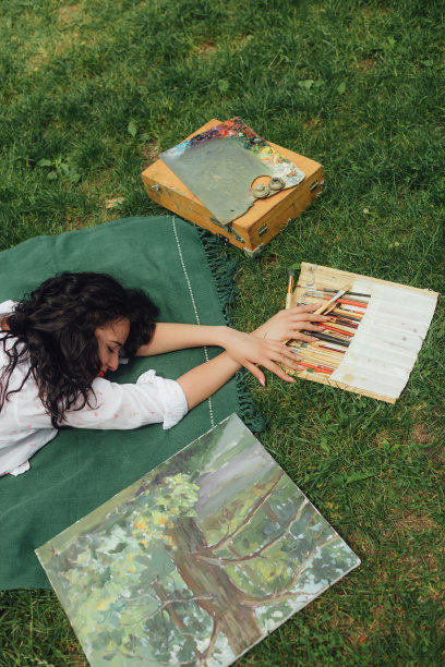 女艺术家在公园里画画。正念，艺术疗法，创意概念。在大自然中进行空气绘画的过程。一系列的照片展示了一幅画的一步一步的创作图片下载