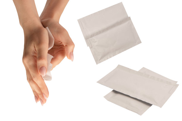 一个女人手里的湿巾孤立在白色的背景上。图片下载