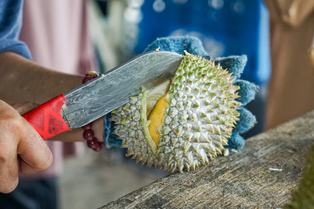 近距离拍摄切开榴莲的过程。图片下载