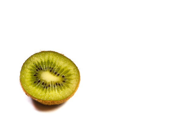 新鲜可口的猕猴桃在白色的背景图片下载