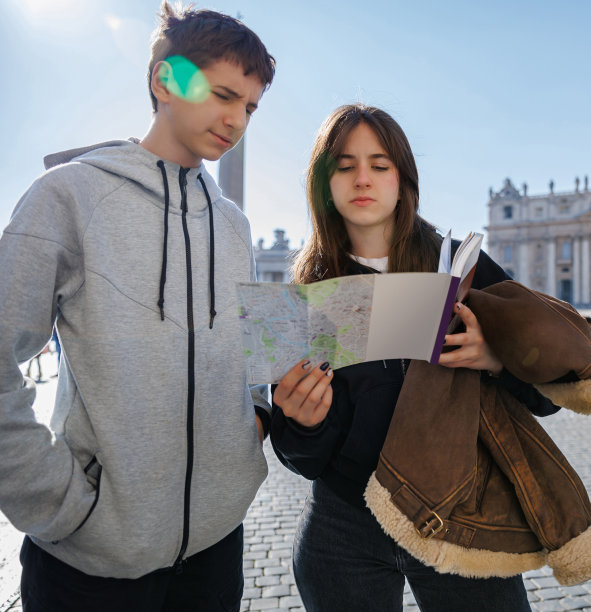 十几岁的兄弟姐妹在意大利罗马旅游时看小册子的照片图片下载