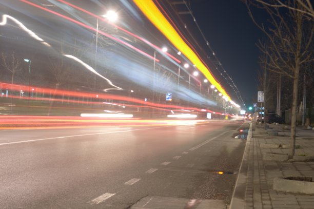 有夜灯的街道夜景照片图片下载