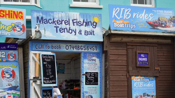 海港周围设立了小亭，可以预订乘船旅行图片下载