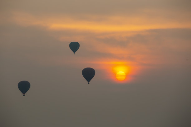日落时分，热气球在天空中飞翔。图片下载