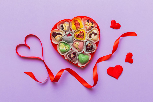 情人节作文:甜甜的糖果，带蝴蝶结和红心毡礼盒，照片模板，背景。带复制空间的俯视图图片下载