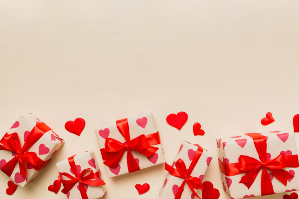 情人节装饰礼盒与红丝带蝴蝶结彩色背景的俯视图照片。假日礼盒与顶视图图片下载