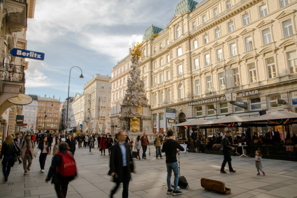 在一个阳光明媚的日子里，维也纳格拉本街上的人群和购物者图片下载