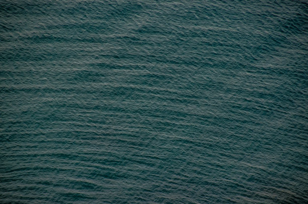 这张图片描绘的是一个有着粗糙纹理的蓝色海洋图片下载