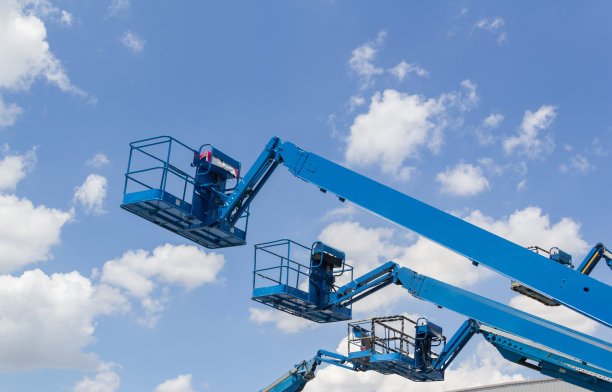 一只蓝色的起重机，前面有蓝红相间的标志图片下载