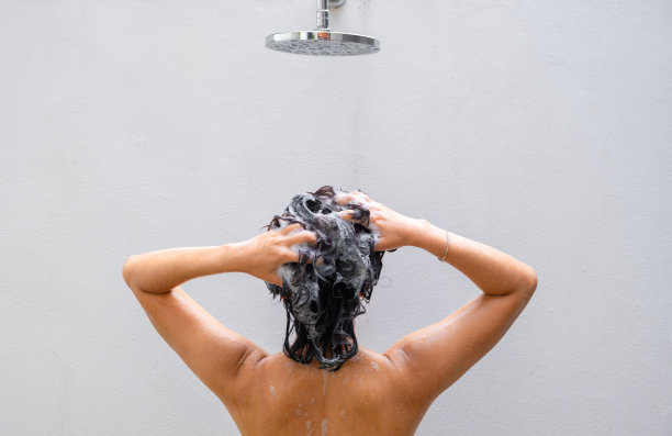 美丽女人的手她正在洗头，滋润头皮。洗发水和护发素图片下载