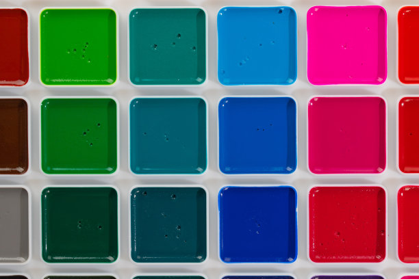 一套水彩画，装在白色盒子里的圆袋里图片下载