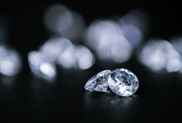 黑色背景上明亮的钻石图片下载