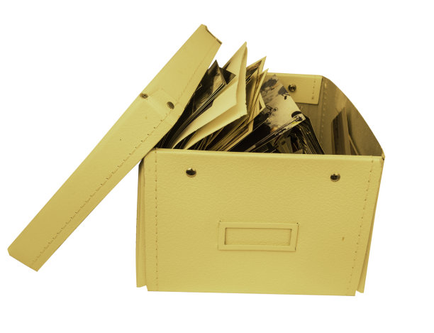 大的白盒子里装着孤立的老照片图片下载