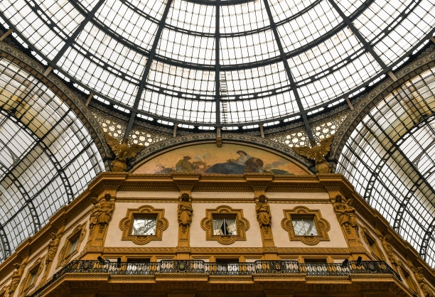 意大利伦巴第米兰，维托里奥·伊曼纽尔二世历史购物廊的铁和玻璃穹顶的细节，上面镶嵌着一幅新月形图案，描绘了亚洲的寓言图片下载
