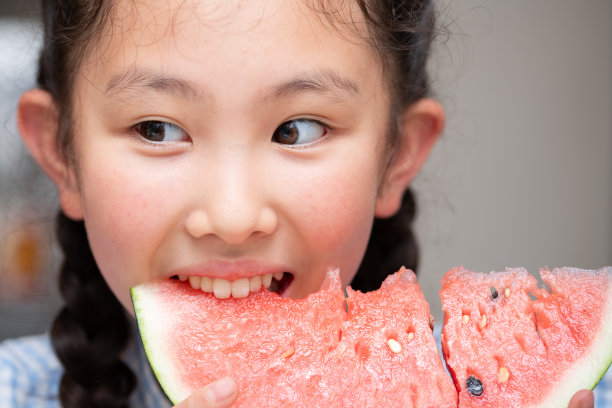 吃西瓜的女孩图片下载
