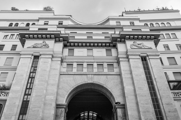 黑白照片。位于意大利伦巴第米兰历史中心的购物商场Galleria del Corso入口的低角度视图图片下载