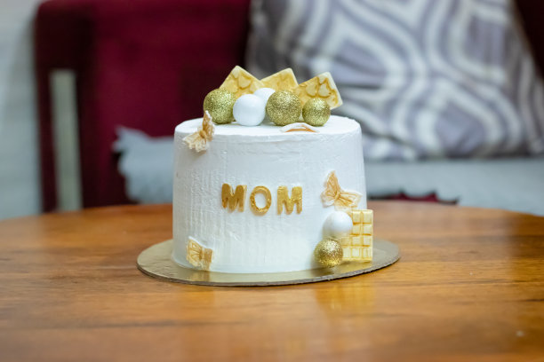 装饰过的白色生日蛋糕，从不同的角度摆放在室内的餐桌上图片下载