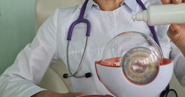 医生用液体演示眼部解剖图片下载