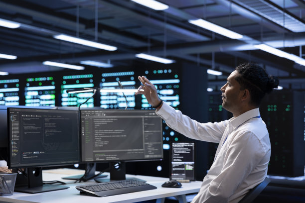 开发人员在数据中心查看全息图，监控基础设施图片下载