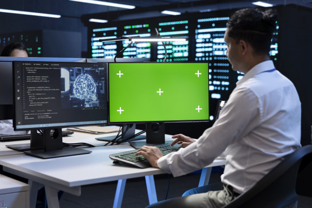 员工在用于人工智能深度学习的服务器中心的模拟PC上解决任务图片下载