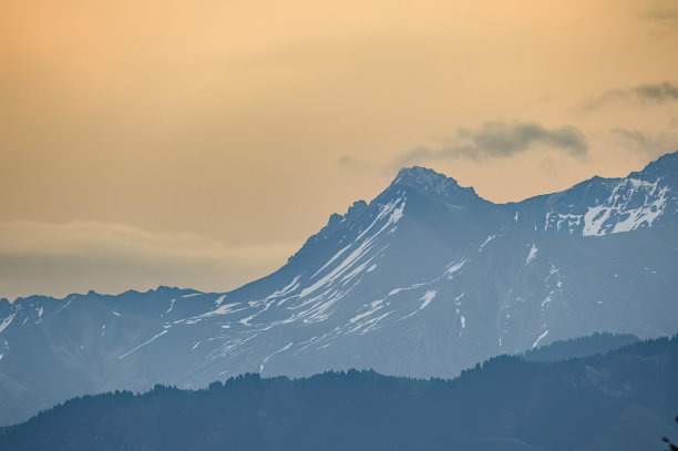 山在雾霾中嚎叫图片下载