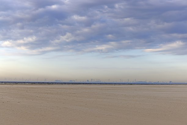 荷兰奥德多普海滩的全景照片，地平线上是鹿特丹港的剪影图片下载