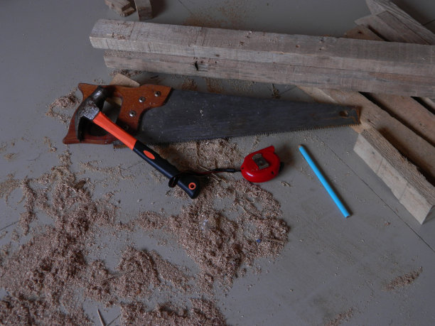 进行木工活动的日常活动照片。图片下载