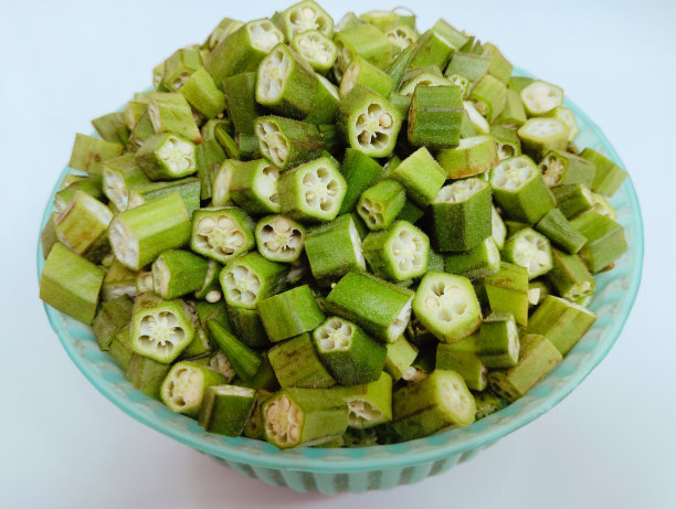 一碗秋葵切碎的蔬菜，女士的手指切小块堆，bhindi切蔬菜gombo okro新鲜damen-finger quimbombo quiabo bindee bhendo切碎特写图片照片图片下载