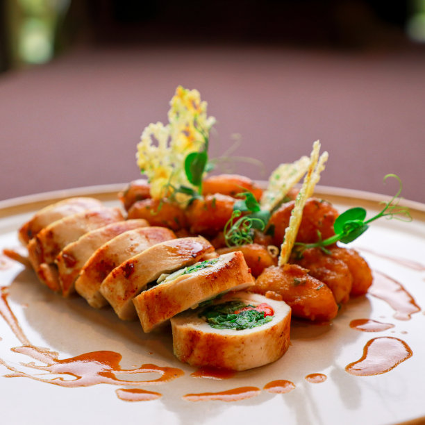 白盘上搭配土豆的美味鸡肉寿司图片下载